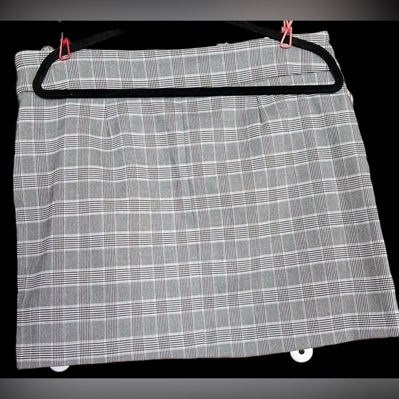 TAKARA Black/Gray/White Plaid Side Zip Mini Skirt, Size Large, EUC. - Picture 6 of 7